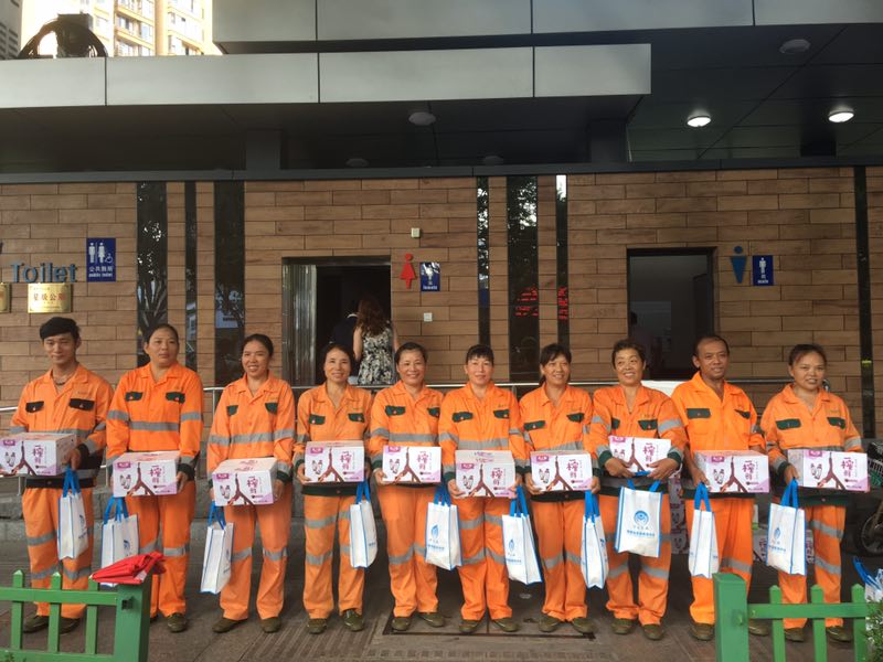 一榨鮮攜手慈善服務(wù)協(xié)會 為城市環(huán)衛(wèi)工人送清涼獻愛心