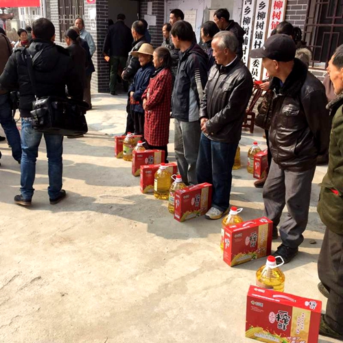一榨鮮為大別山留守老人送溫暖