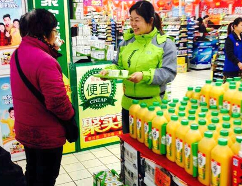 一榨鮮商超銷量爆棚 喝健康飲料小年過好年