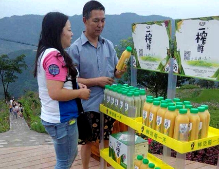 游客購買一榨鮮玉米汁